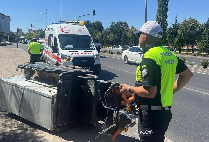TIR ile üç tekerlekli motosiklet çarpıştı: 1 yaralı