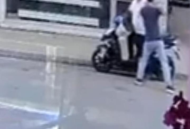 Esnafı bıçakla yaraladı, 'oyun bitti' deyip teslim oldu; saldırı kamerada