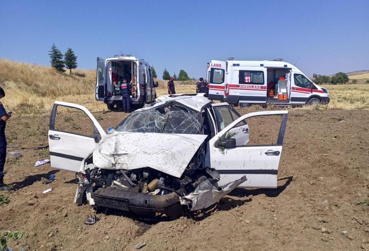 Kırıkkale'de otomobil tarlaya devrildi: 2 yaralı