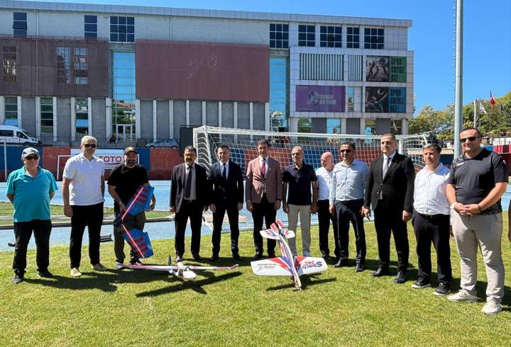 Öğrenciler, ürettikleri model uçak ve dronlarla gösteri yaptı
