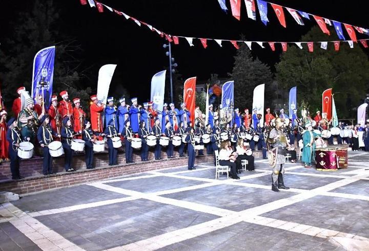 Yenişehir'de festival coşkusu: 88 Kişilik dev kadro sahnede