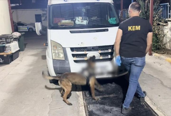 Minibüsteki valizde 7 kilo 400 gram skunk ele geçirildi; 2 tutuklama
