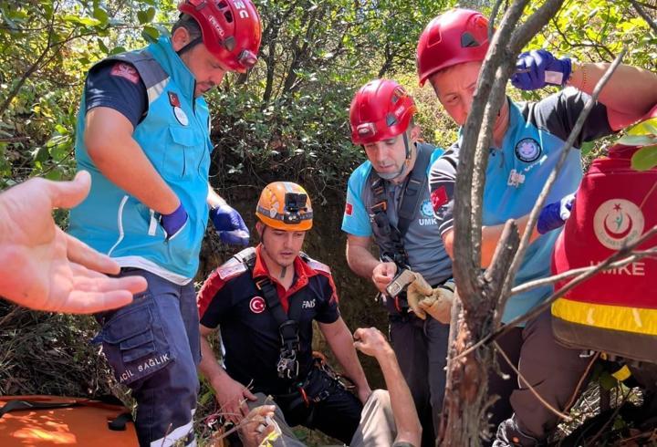 Doğa yürüyüşü sırasında 7 metre çukura düşerek yaralandı