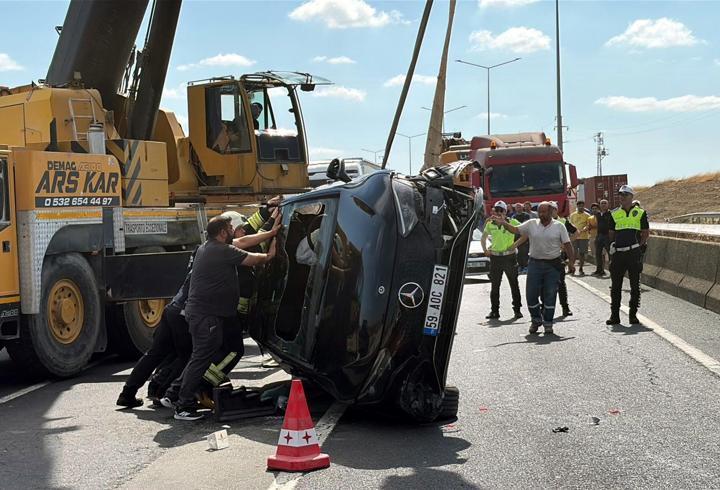 Refüje çarpan otomobil takla attı!