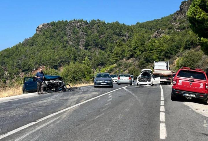 Otomobiller çarpıştı: 4 yaralı