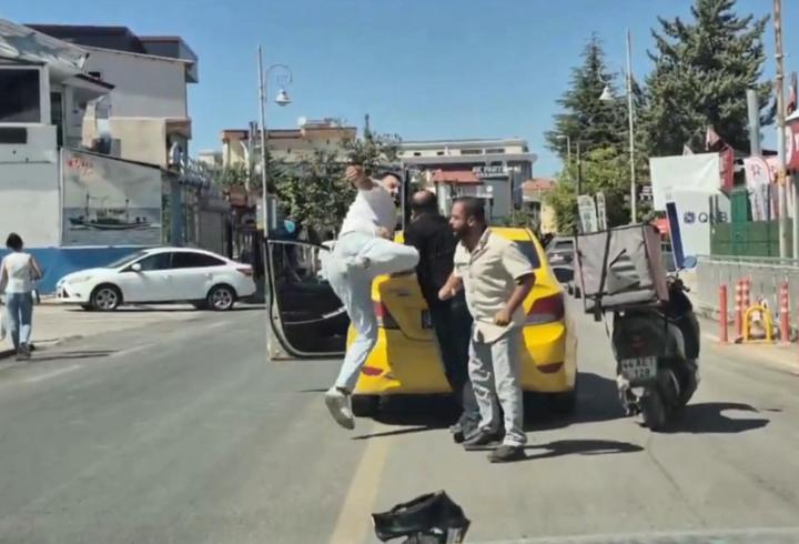Taksi şoförü ile motokuryenin trafikte tekmeli yumruklu kavgası kamerada