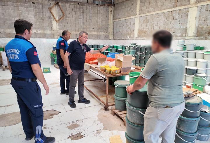 Akdeniz zabıtası bozulmuş, kokmuş, küf tutmuş tonlarca turşu ele geçirdi
