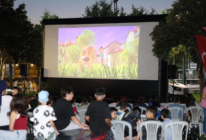 Osmangazi’de çocuklara açık hava sinema keyfi