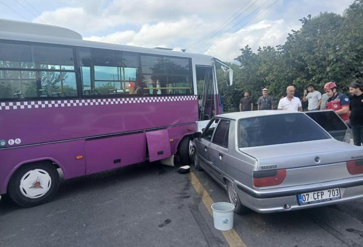 Sakarya'da halk otobüsüyle otomobilin çarpıştığı kazada 6 kişi yaralandı