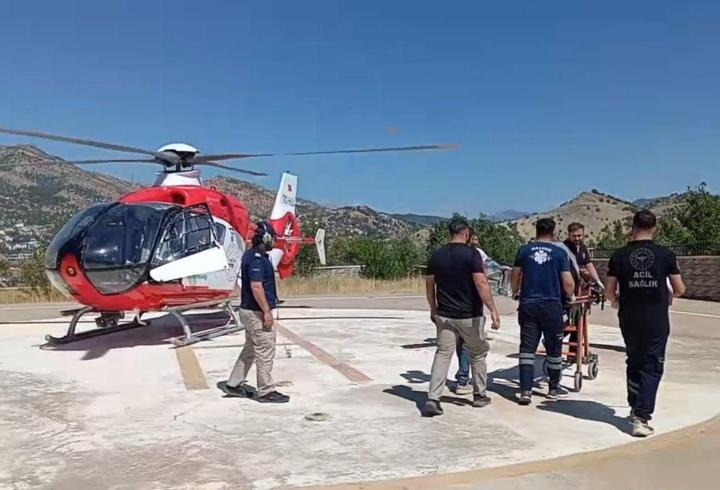 Tunceli’de parmaklarından yaralanan kadın, ambulans helikopterle sevk edildi