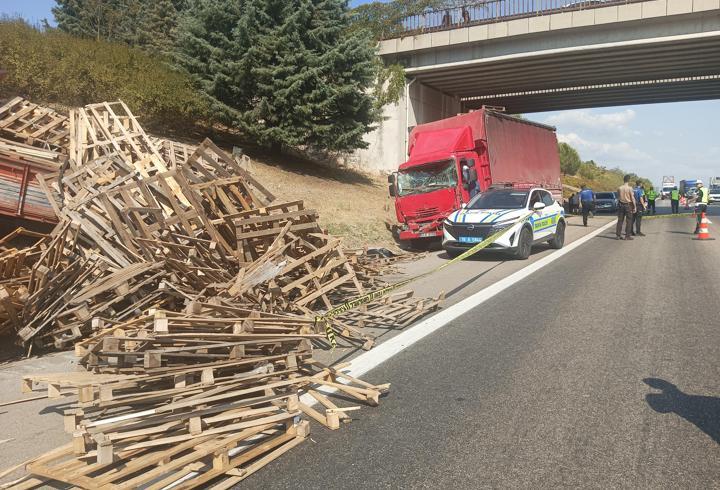 Kamyon arızalandığı için emniyet şeridine çekilen kamyonete çarptı; 1 ölü, 1 ağır yaralı