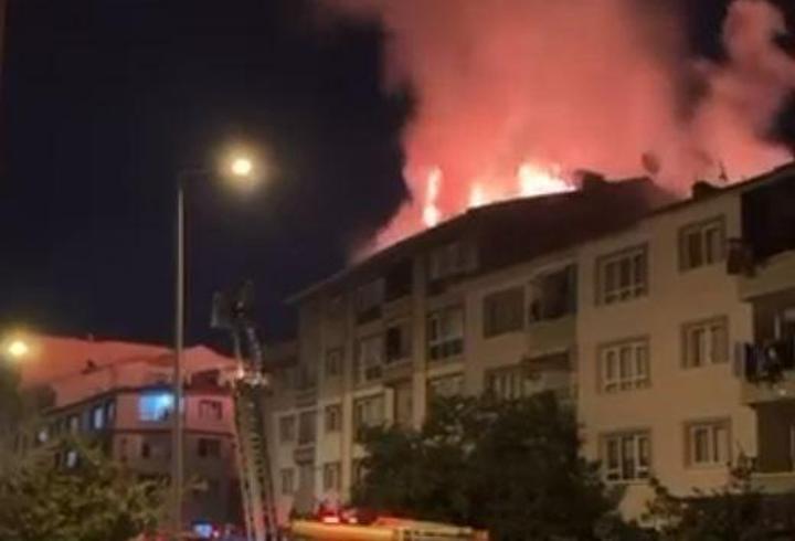 Ankara'da bir binanın çatısında çıkan yangın söndürüldü