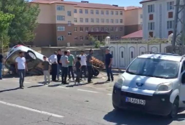 Hafif ticari araç ile otomobil çarpıştı: 1 çocuk, 4 yaralı