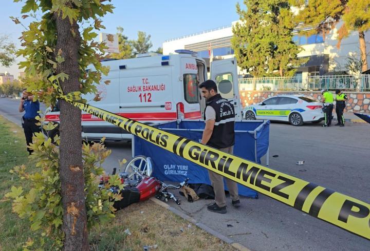 Ağaca çarpan motosikletin sürücüsü öldü; kaza kamerada