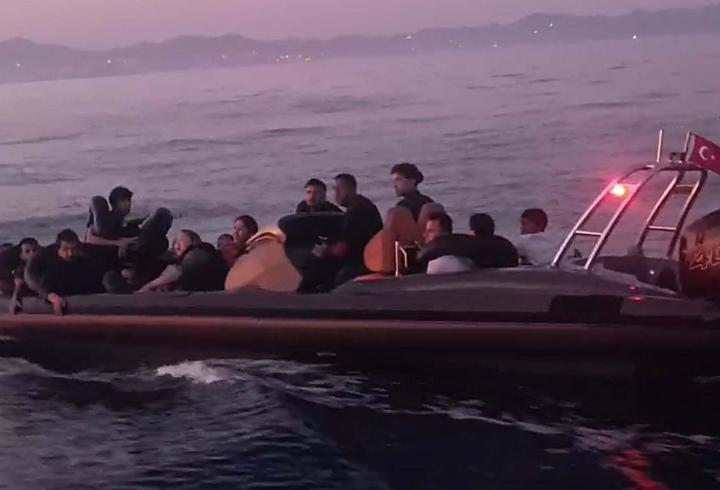 Milas açıklarında lastik botta 23 kaçak göçmen yakalandı