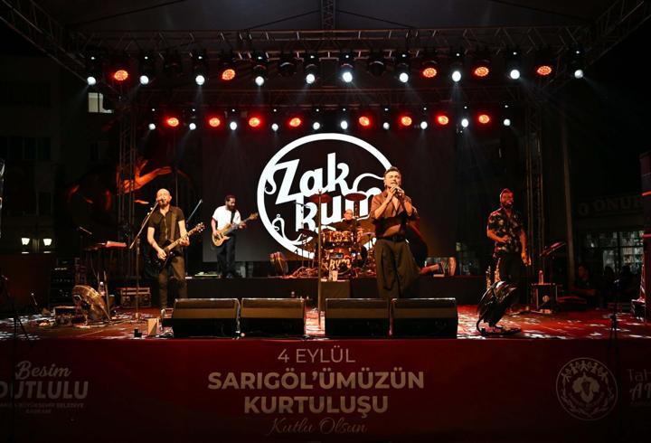 Sarıgöl'de kurtuluşun 104'üncü yılında Zakkum sahne aldı
