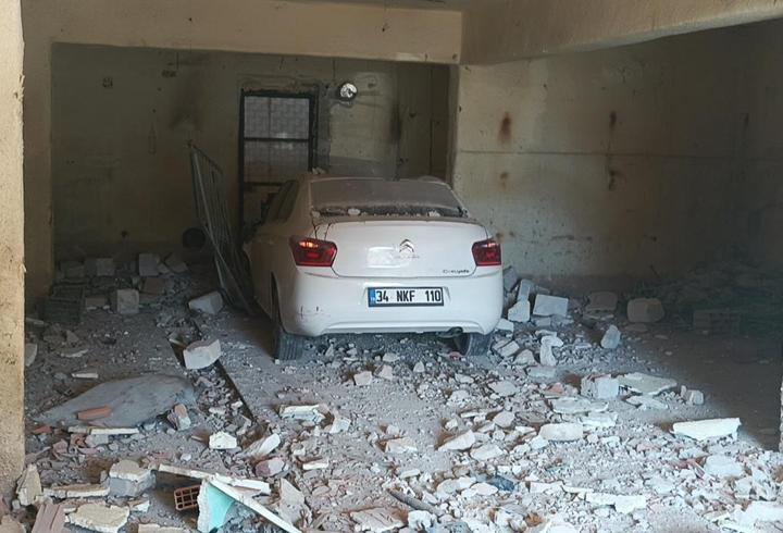 Burdur’da otomobil kullanılmayan tesise girdi: 3 yaralı