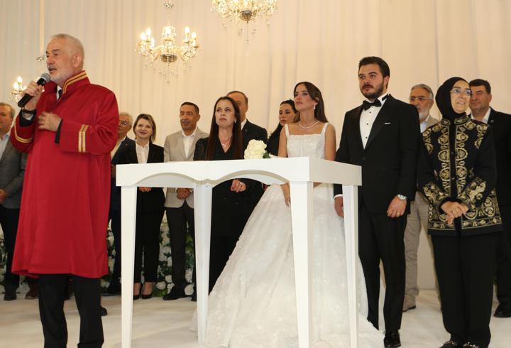 Belediye başkanı oğlunun nikahını kıydı