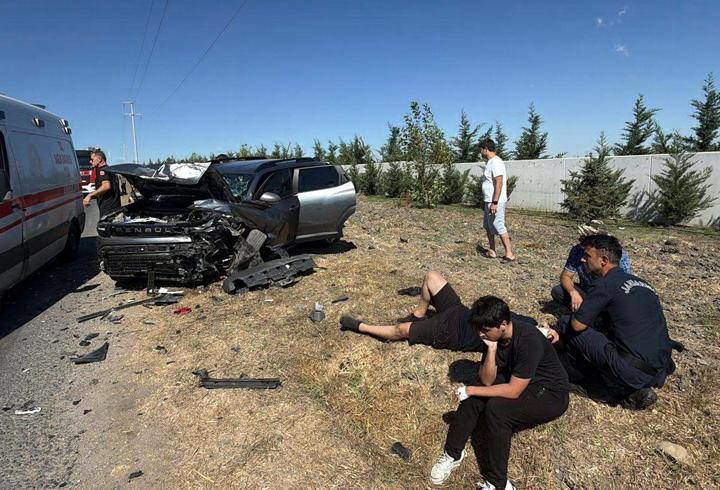 İki otomobil, kafa kafaya çarpıştı; 5 yaralı