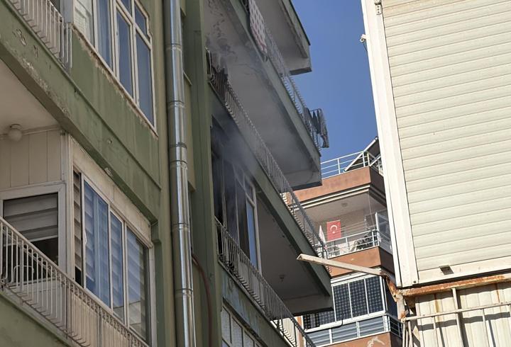 Yanan evden son anda çıkan 3 kişi dumandan etkilendi
