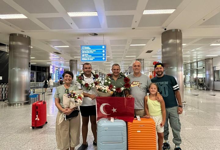 Milli yüzücü Tuna Tunca'ya coşkulu karşılaşama