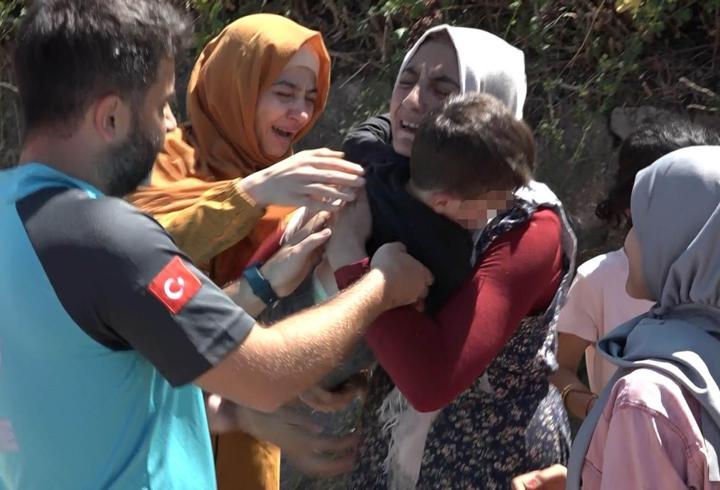 Yüreği ağzında bekliyordu: Kaybolan oğluna sarılınca sevinçten bayıldı
