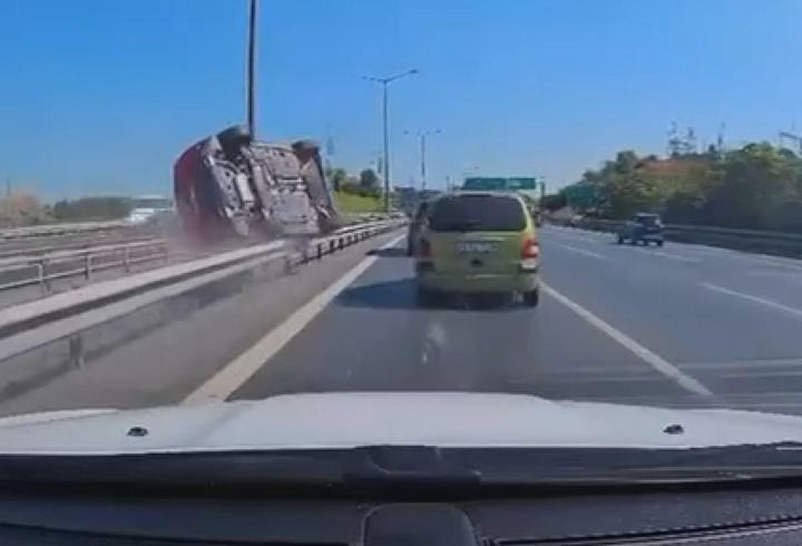 Eyüpsultan'da otomobil bariyere çarparak devrildi; kaza kamerada