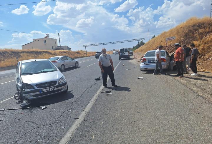 Adıyaman’da otomobiller çarpıştı; 2 yaralı