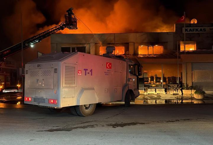 Eskişehir’deki bir işletmede yangın; TOMA da itfaiyeye destek verdi
