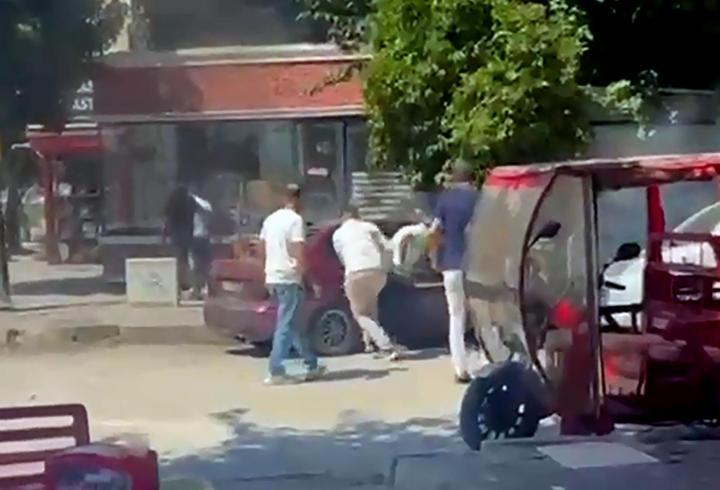 Husumetlilerini darbedip, otomobiline sopayla zarar verdiler