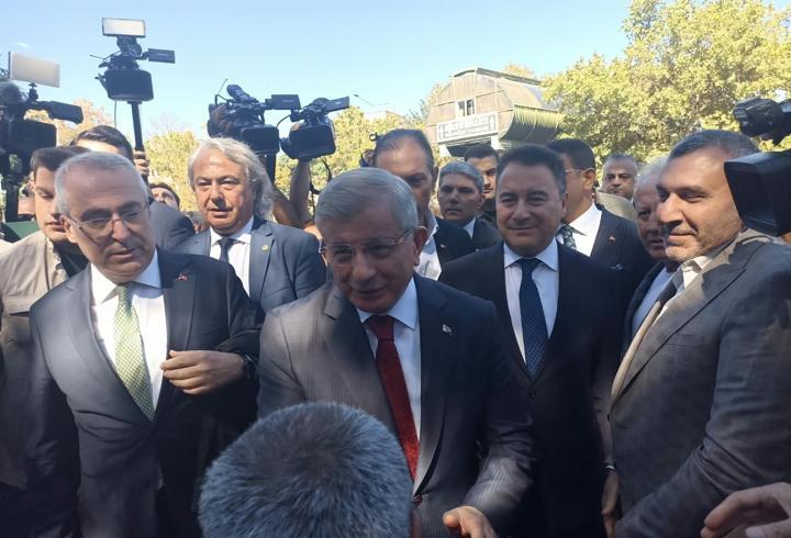 Ahmet Davutoğlu ifade verme için adliyede