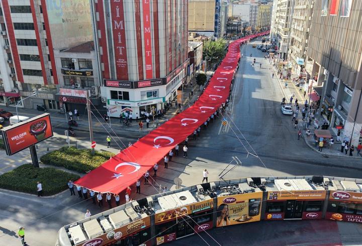 İzmir'de 9 Eylül kutlamaları 'Zafer Yürüyüşü' ile başladı