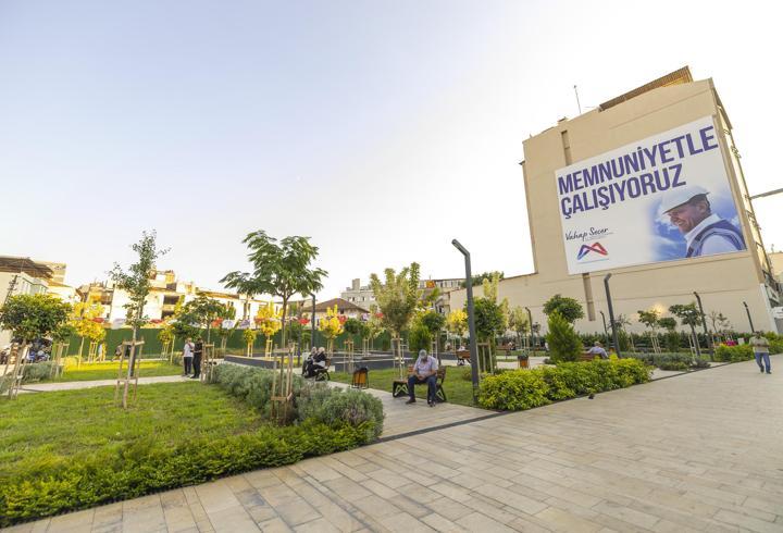 Kırmızı Lacivert Kent Meydanı kente nefes aldırdı