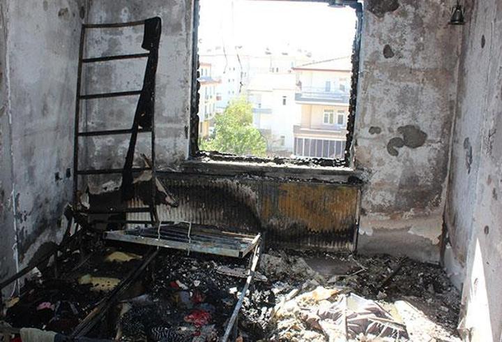 2 yaşındaki çocuk çakmakla oynarken evi yaktı