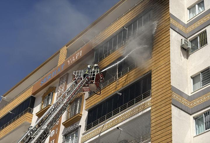 Midyat’ta 8 katlı apartmanda yangın