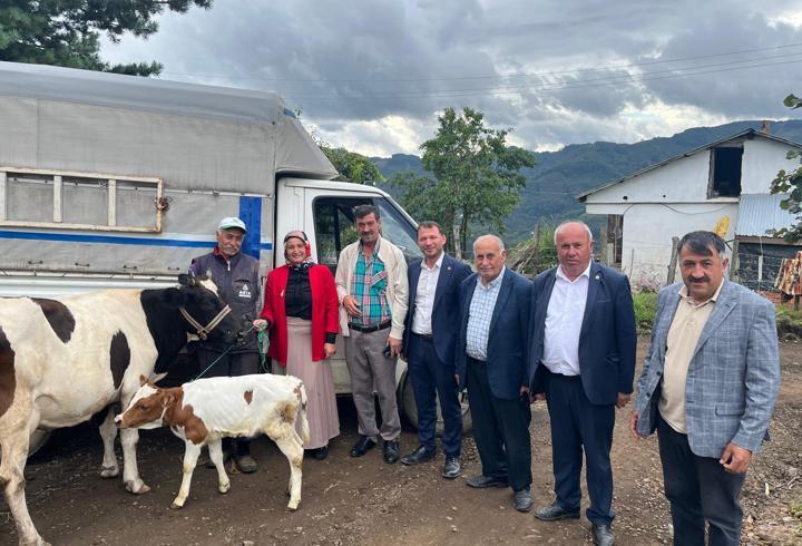 Ordu'da selde hayvanlarını kaybeden Halil Güney’e muhtarlardan destek