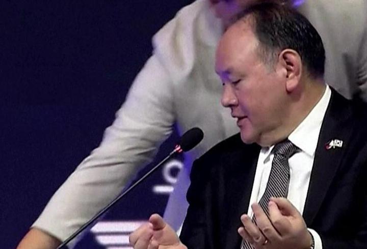 Filipinli Bakan Çin tehdidini canlı yayında okudu