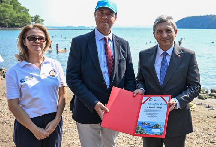 Phaselis'te deniz bariyeri ve çöp kapar uygulaması