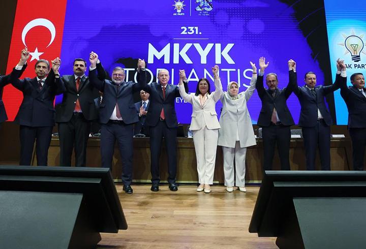 Cumhurbaşkanı Erdoğan'dan AK Parti'ye katılan belediye başkanlarına rozet