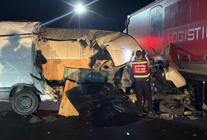 Tekirdağ'da minibüs, TIR'a arkadan çarptı; 1 ölü, 1 yaralı
