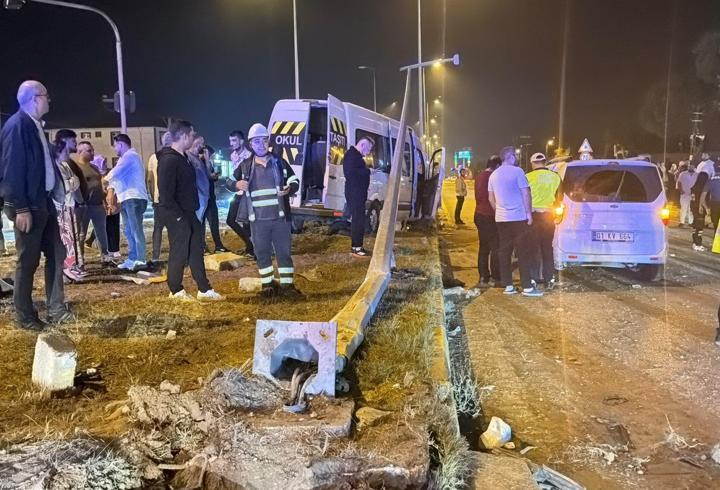 Düğünden dönen minibüs ile hafif ticari araç çarpıştı; 21 yaralı