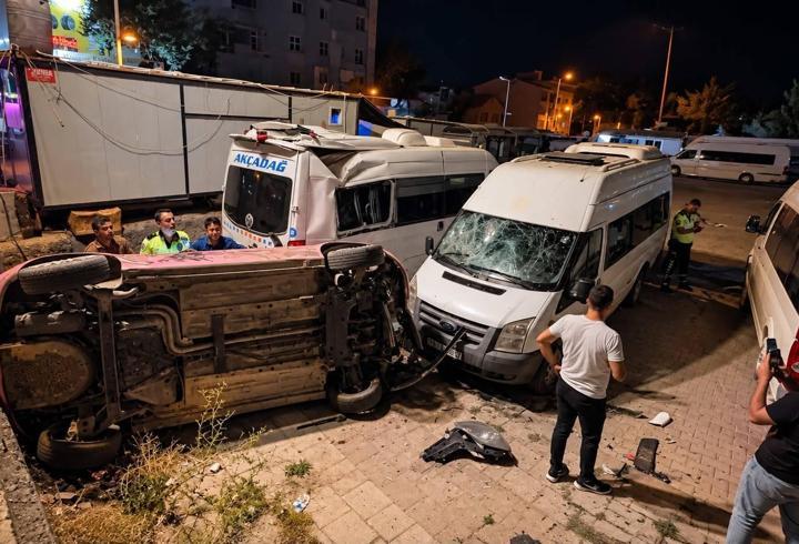 Otomobil otoparka uçtu, sürücü yaralandı
