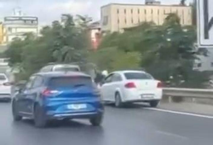 Pendik'te otomobilin çarptığı motosiklet sürücüsü yaralandı; kaza kamerada