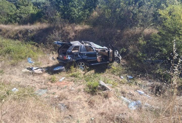 Bilecik’te otomobil refüje çarptı, 1 ağır 2 kişi yaralandı