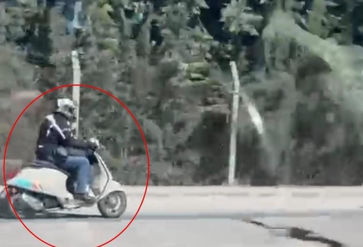 Motosikletiyle ters yönde ilerleyip trafiği tehlikeye attığı anlar kamerada
