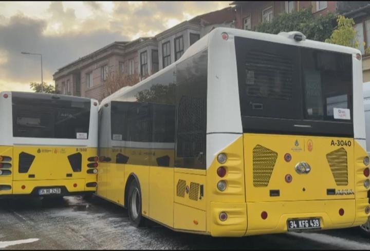 Beyoğlu'nda 2 İETT otobüsü çarpıştı; yola dökülen yağ nedeniyle trafikte aksama yaşandı