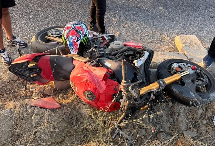 İzmir'de refüje çarpan motosikletin sürücüsü hayatını kaybetti