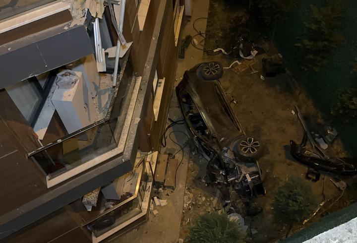 Eyüpsultan'da binaya çarpan otomobil, 15 metre yükseklikten bahçeye düştü: 2 yaralı