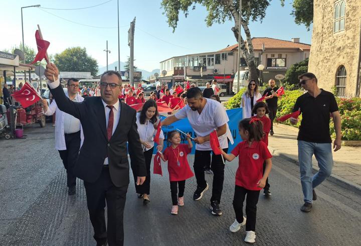 Yeni eğitim öğretim yılı bandolu yürüyüşle başladı