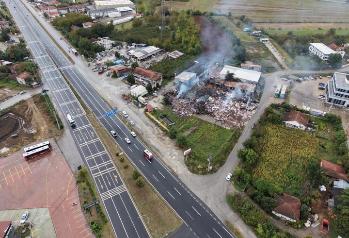 Yanan kapı fabrikasındaki hasar dronla görüntülendi